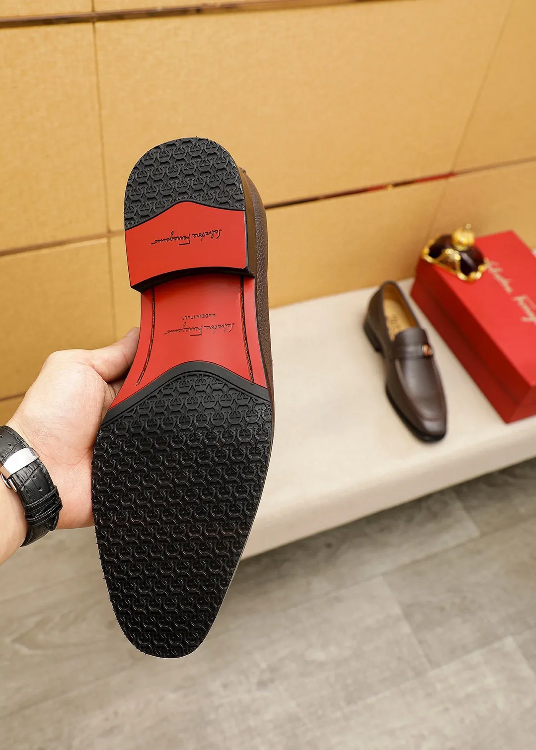 Men's shoes 💰460 💐 Product trademark: Ferragamo "Ferragamo" casual leather shoes Regular size: 38-44 (45.46🉑️customized) Product materials: Selected imported first-layer pebbled cowhide leather upper + luxury hardware buckle, imported water-dyed cowhide leather lining. Strong three-dimensional visual effect, original outsole color: 2⃣️seed leather materials optional